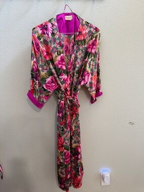 VINTAGE VICTORIA’S SECRET GOLD LABEL SILK ROBE POPPY FLORAL ROSES